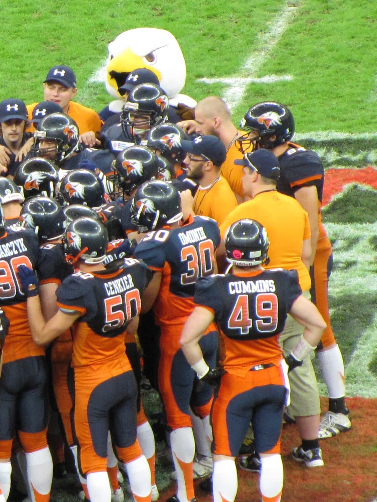 Zawodnicy Warsaw Eagles w huddle'u z maskotką klubu podczas VII SuperFinału w Warszawie (2012)