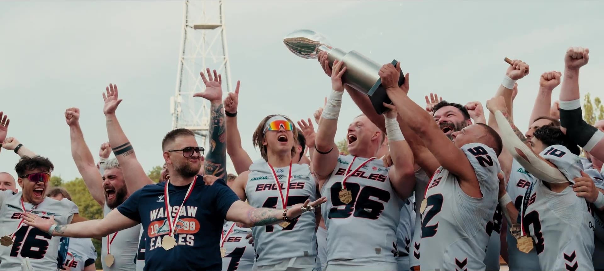 Zawodnicy Warsaw Eagles z pucharem po Polish Bowl XXI